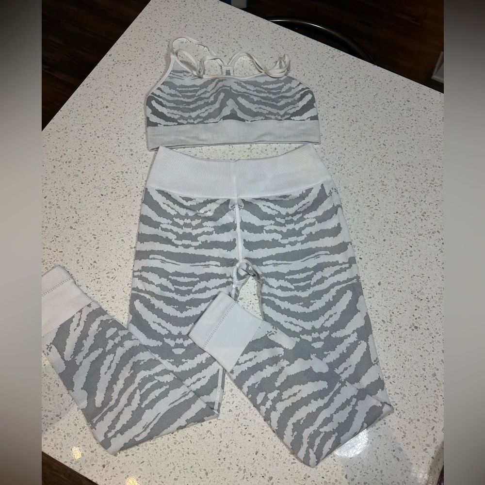 Bombshell Sportswear set, gray and white-ish